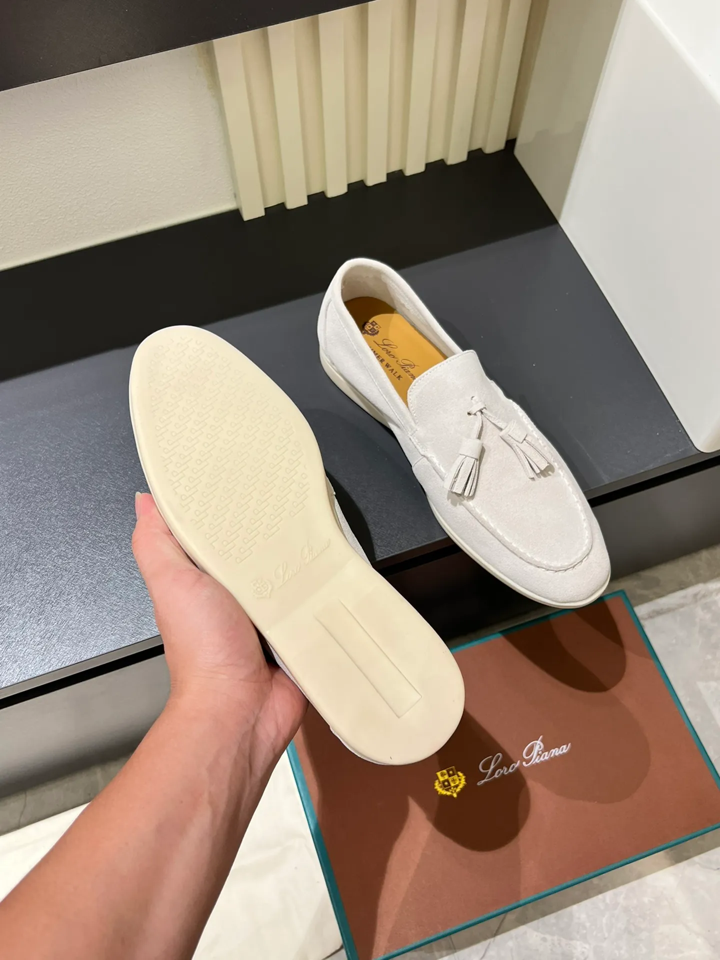 Men's shoes 💰p360 "Loro men's shoes 💰pian'*" Classic L men's shoes for couples 💰p Top version British flat loafers, a must-have item in old money style, the minimalist design is eye-catching and durable, a plus point for dressing The soft foot feel and texture are outstanding. They don’t scratch your feet and are very nice. They are matched with soft and waxy soles. They can be worn daily for a long time without getting tired. They are easy to wear, versatile and classic items, with perfect foot feel and texture! Imported cashmere fabric, the lining is made of imported A-grade water-dyed cow lining, the top version of the genuine leather midsole is sewn with pure handmade mark thread! Size: Female 35-40 (34. Customized) Male 38-44 (45.46. Customized)
